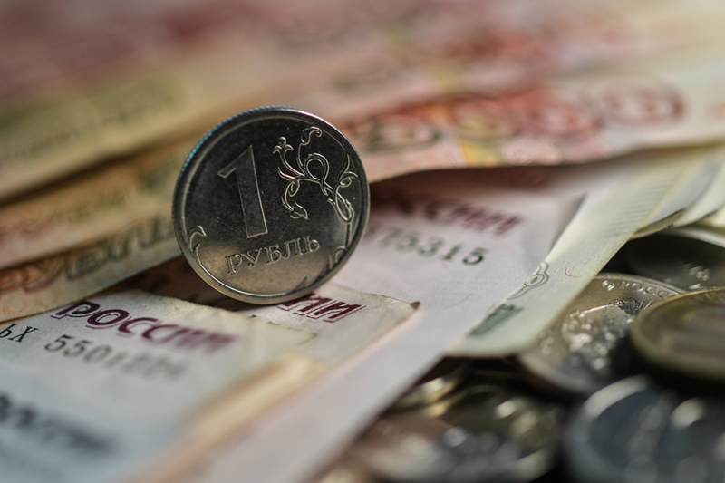 Курс доллара опустился ниже 73 рублей