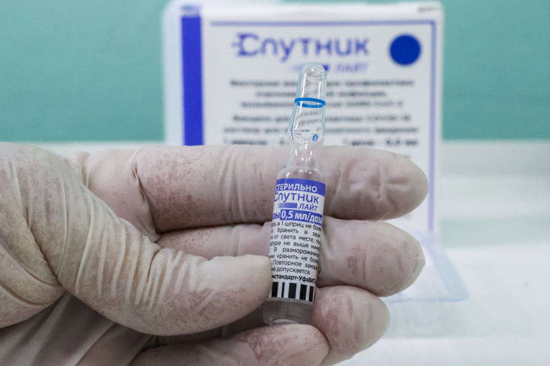Гинцбург: Ревакцинация "Спутником Лайт" на 100% защищает от "омикрона"