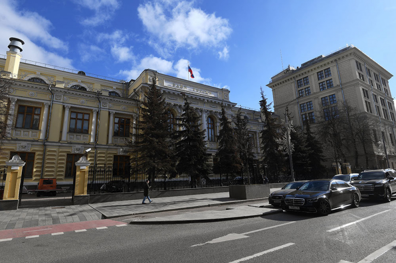 ЦБ ввел для банков послабление по валютным позициям