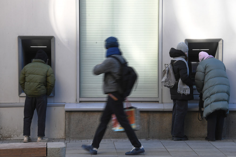 Как корреспондент "РГ" в столице проверял, работает ли его банковская карта