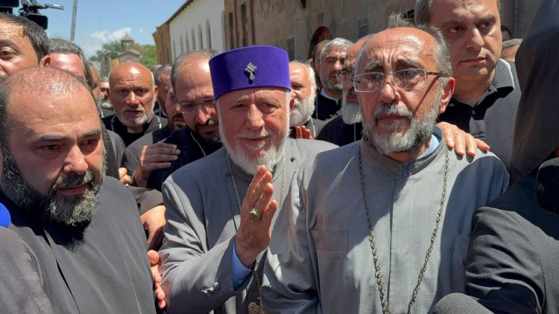 Архиепископ Аджапахян заявил, что не является угрозой для Армении