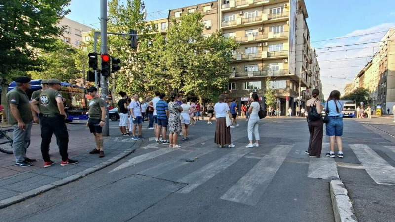 Коммунальные службы разобрали баррикады в Белграде
