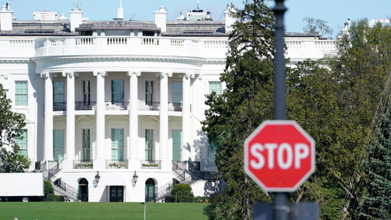 СМИ: Белый дом пытался заблокировать статью WSJ о письме Трампа Эпштейну