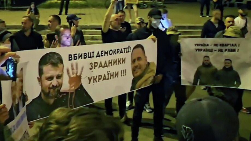"Убийца и предатель". Украинцы вышли на улицы с плакатами против Зеленского