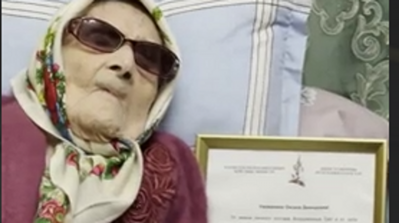 В Конаеве военные поздравили с 8 марта 104-летнюю ветерана ВОВ Оксану Бетебаеву